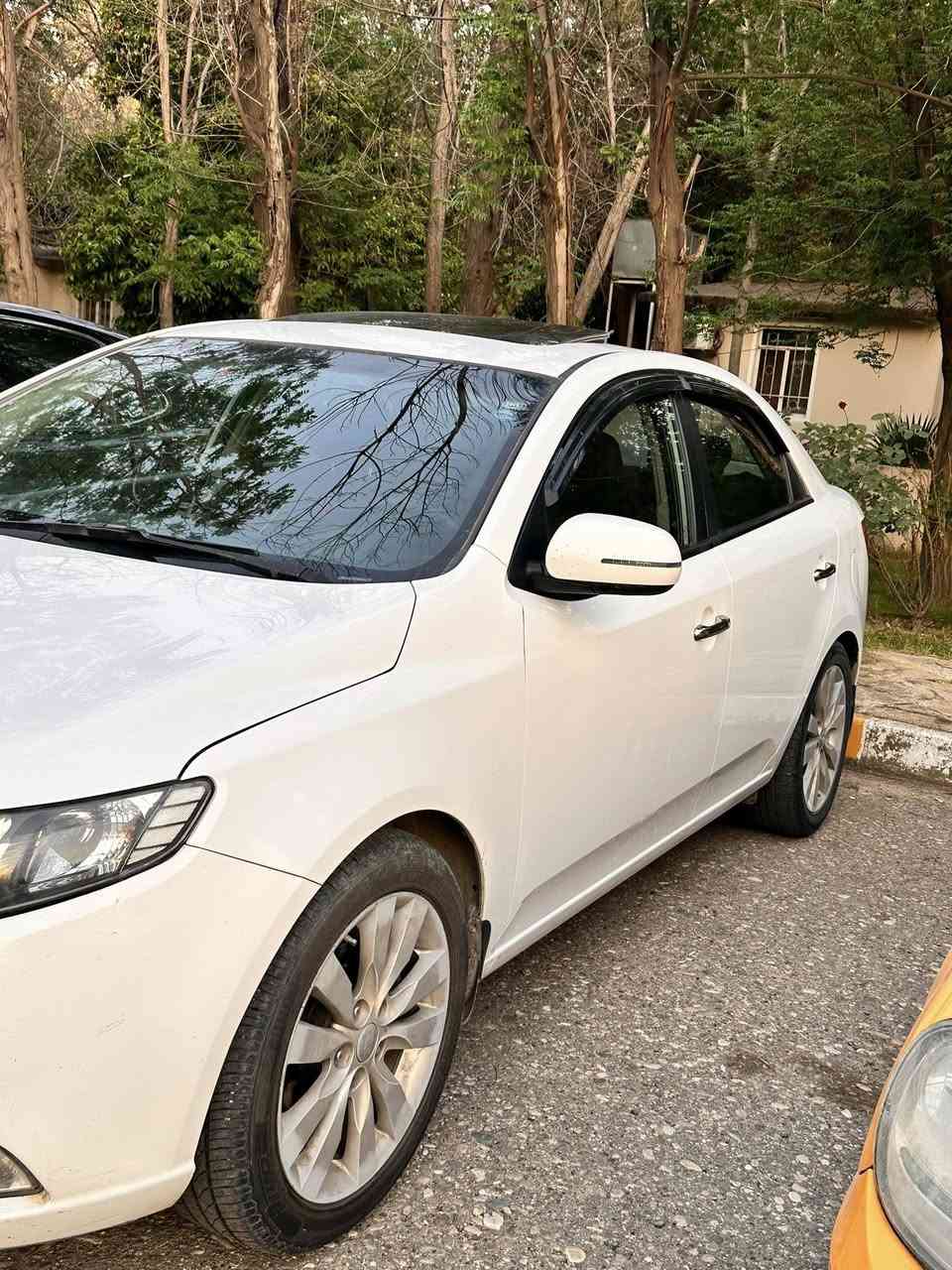 سيراتو للبيع السياره كلين بيها اضرار بسيطه صارت على ايدي واضحه وبيها بارد شبر فقط  فول ماعدا البصمه رقم انكليزي موديل ١١ السياره جديده مال بيت ترهم مراوس بسياره اكسنت او انترا بيهن حزام او ضرر اريد سعر سياره ١١٥ وبيها مجال بسيط
*********** اتصل لاتراسني كلشي موضح

