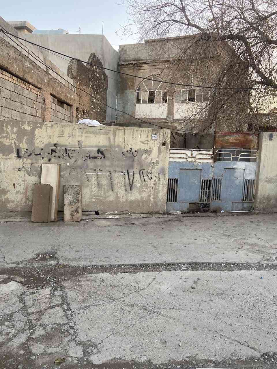 العقار للبيع في منطقة القورية قرب جامع ملا احمد داخل فرع طابو صرف شرط التحويل المساحة ٢١٥ متر مربع واجهة ١٢ متر للاستفسار الاتصال بالرقم : ***********
