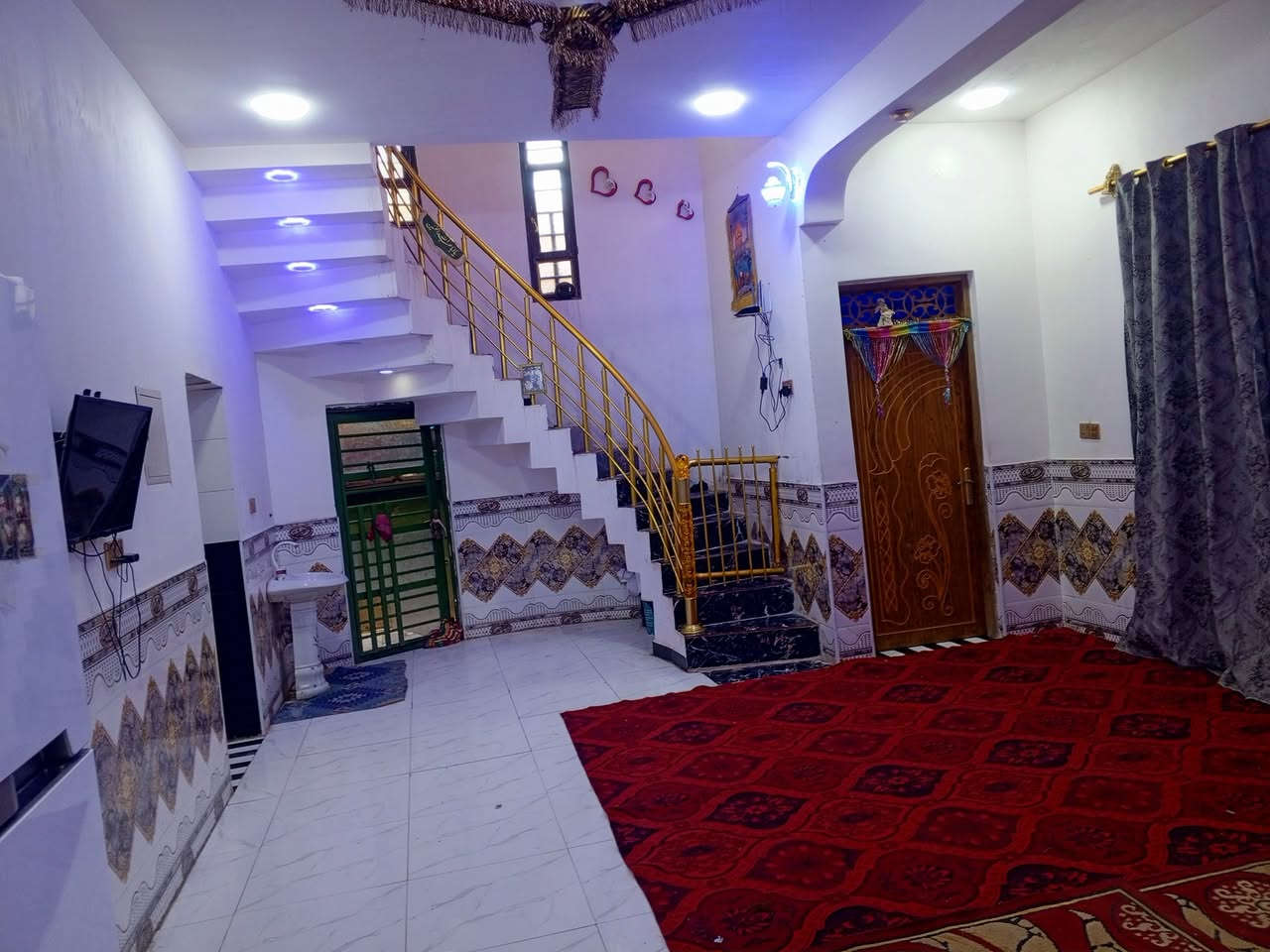 السلام عليكم 
يتوفر بيت للبيع بناء حديث
طابو زراعي عراقي سند، 25
مساحه البيت 240متر
يتوفر من ثلاث غرف موزع صاله ديوان  حديقه
الموقع ميسان طريق الحولي مقابل الالف دار 
السعر 80 مليون وقابل للتفاوض 
الاستفسار الإتصال ‏‪‏‪***********
