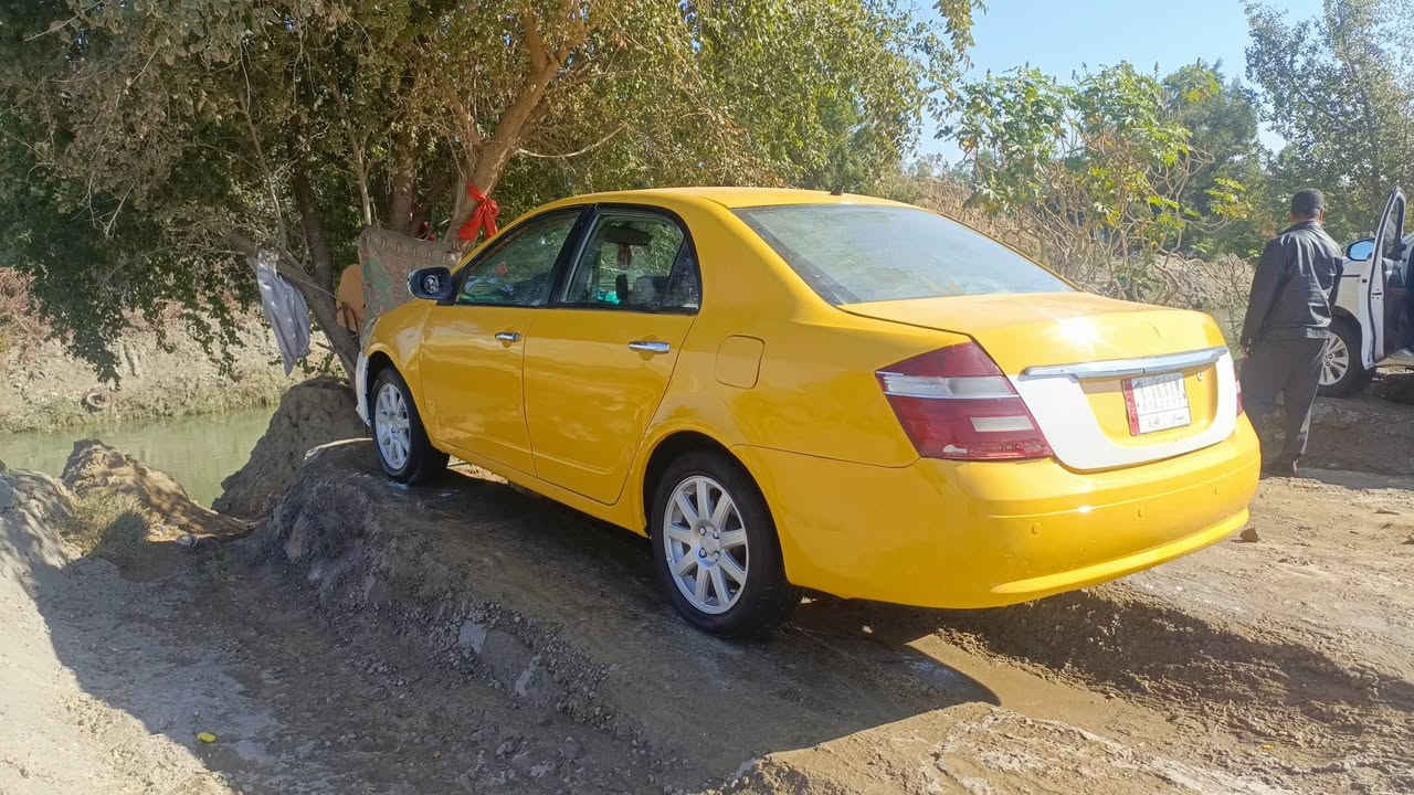 سلام عليكم جيلي موبل موديل 13مكينه وكير وحداديه خير من الله تخم تاير صبغ جديد سياره تعمير جديد بجم سنويه صارلها شهر نتهت مداور ثاني يوم رقم مسيان دوخل نحله لايت زنون مكاني دوانيه عفك *********** سعرها 37 وبيها مجال
