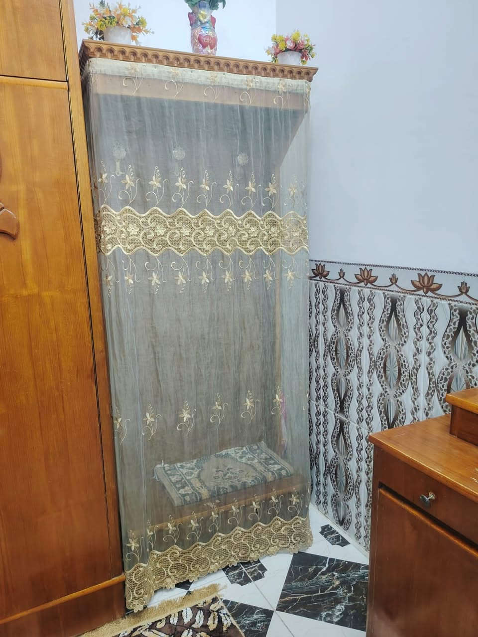 غرفة اخشاب نظيفة للبيع السعر 750 الف وبيها مجال للتوصيل على الرقم ***********
