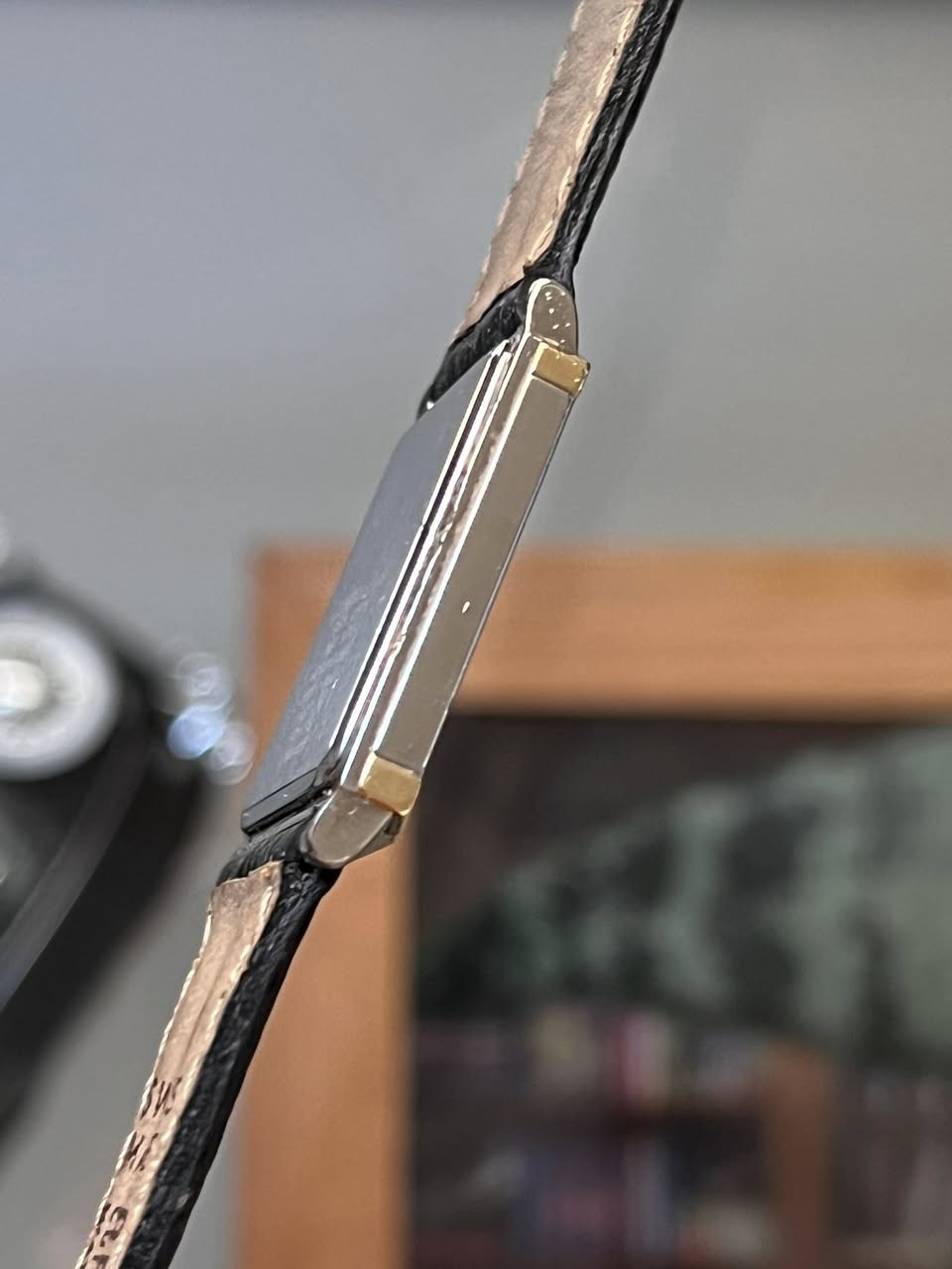 Citize Exceed Tank
القطر: 30mm*32
• الموديل: Exceed (الفئة الفاخرة).
• الحركة: كوارتز ياباني فائق الدقة.
• مقاومة الماء: Water Resist (مقاومة للرذاذ والاستخدام
اليومي).
• الحزام (Strap): جلد طبيعي فاخر ماركة BRADA السويسرية،
.(Swiss Made - Cuir Veritable) صناعة يدوية
• التصميم: هيكل مستطيل (Tank Design) بلمسة ذهبية
.(Two-tone) وفضية متداخلة
🔸للأستفسار أكثر عن القطعة يرجى التواصل خاص🔻


**إذا كنت صاحب هذا الإعلان وتريد حذفه لأي سبب، رجاءا أرسل رسالة إلى الدعم الفني**