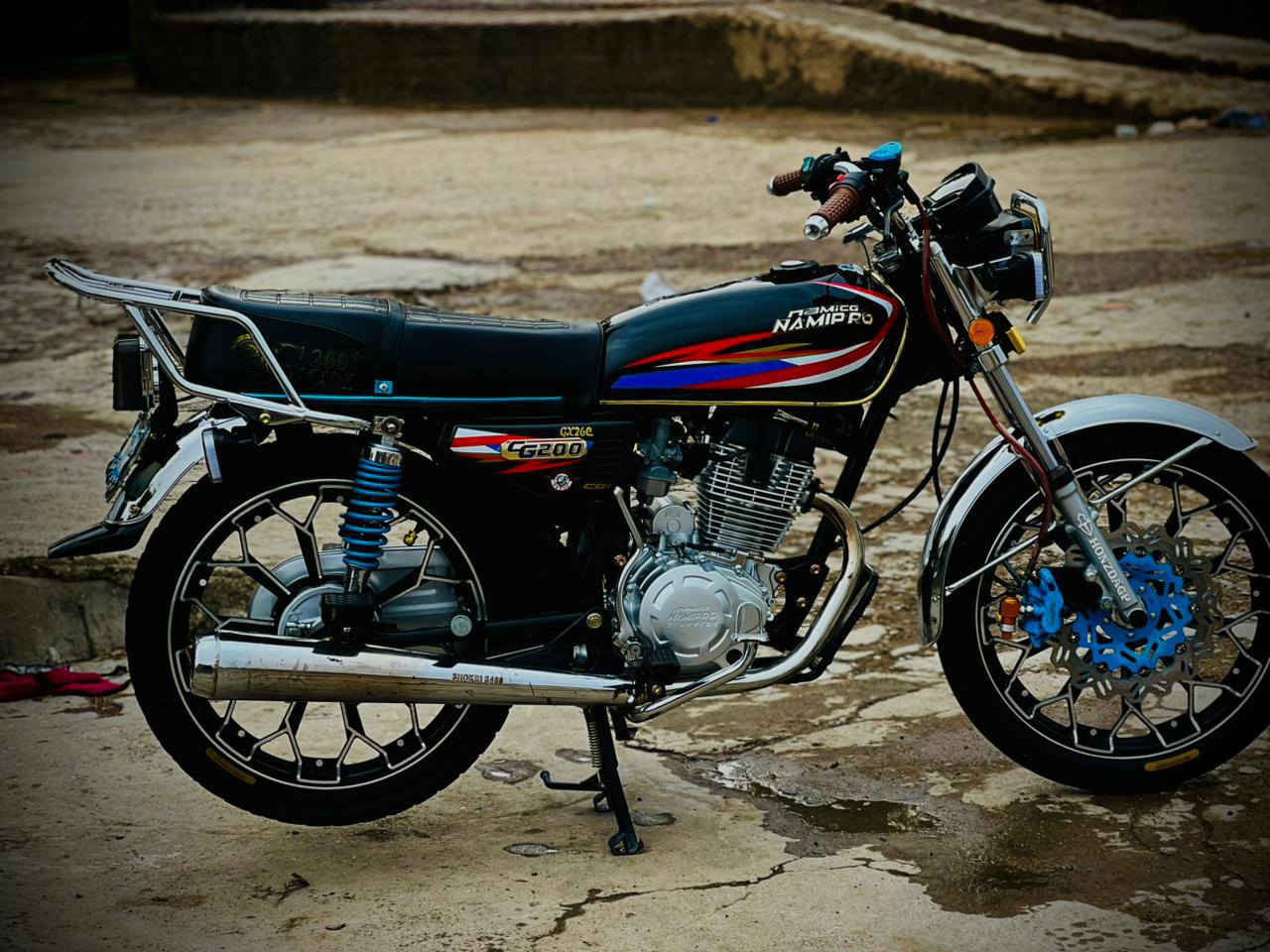 السلام عليكم شباب ماطور للبيع او مراوس نامي برو محسن هونزدة موديل 2025 محرك 200 عليهة صالنصة s400اي عيب ما بي كهربائيات اوراق كامل العداد بي بلاتوث بلادي شراي تعال خاص او رقم ***********سعر خاص
