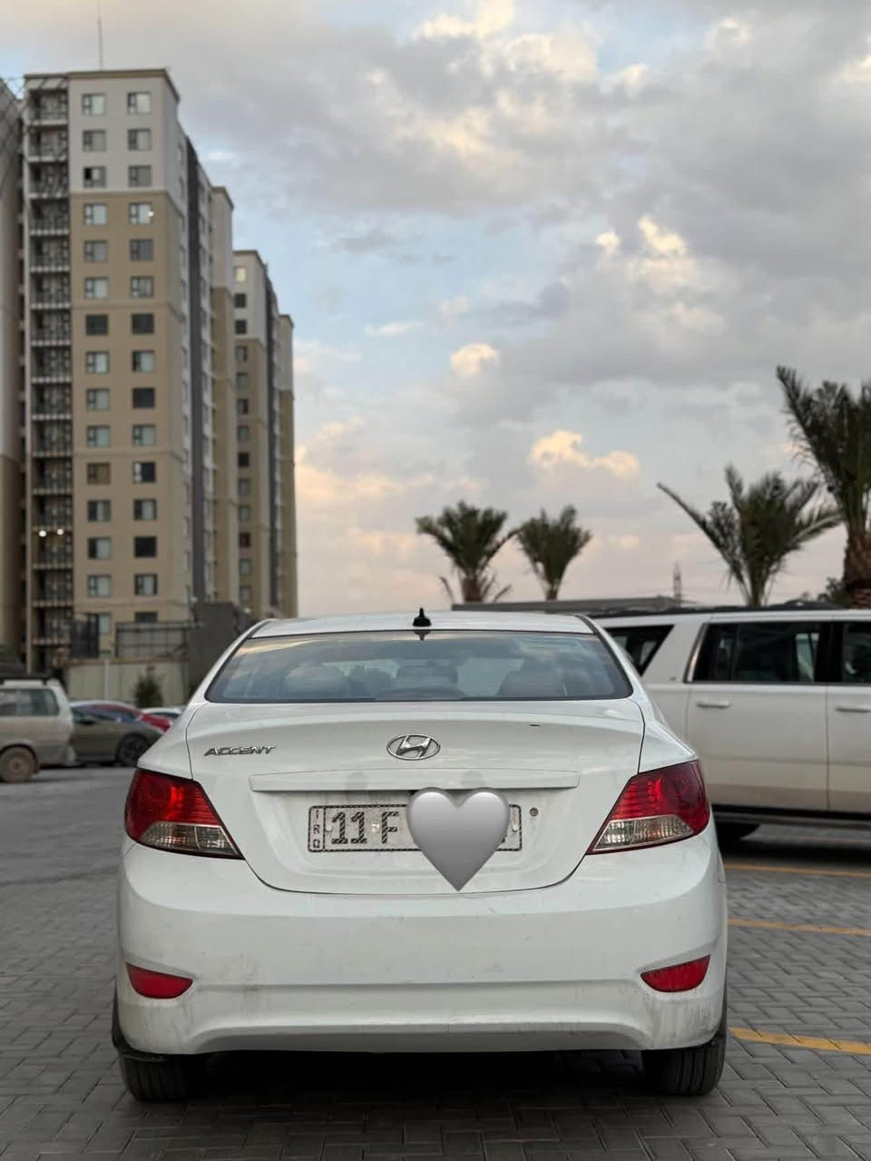 السلام عليكم للبيع او المراوس 
هونداي اكسنت 2014 گير اوتوماتيك تحكم ستيرن شاشه كشافات وارد امريكي محرك 1600 بيها قطعتين صبغ باب وجاملغ الخلفي الايمن سياره جاهزه ومابيها اي نقوصات رقم بغداد انگليزي الجديد سعر السياره 98 وبيها مجال للشراي 
للاستفسار *********** واتساب بغداد, العراق
