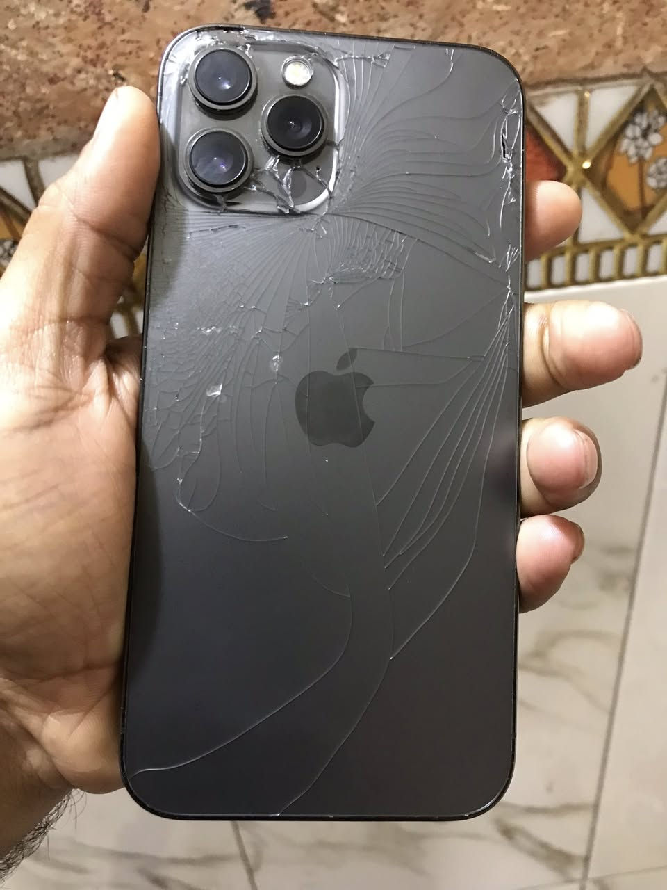 أيفون 12 برو ماكس ذاكرة 256 والبطارية 77 بس ظهر مفطر فقط وسعره 380 وهذا ***********
