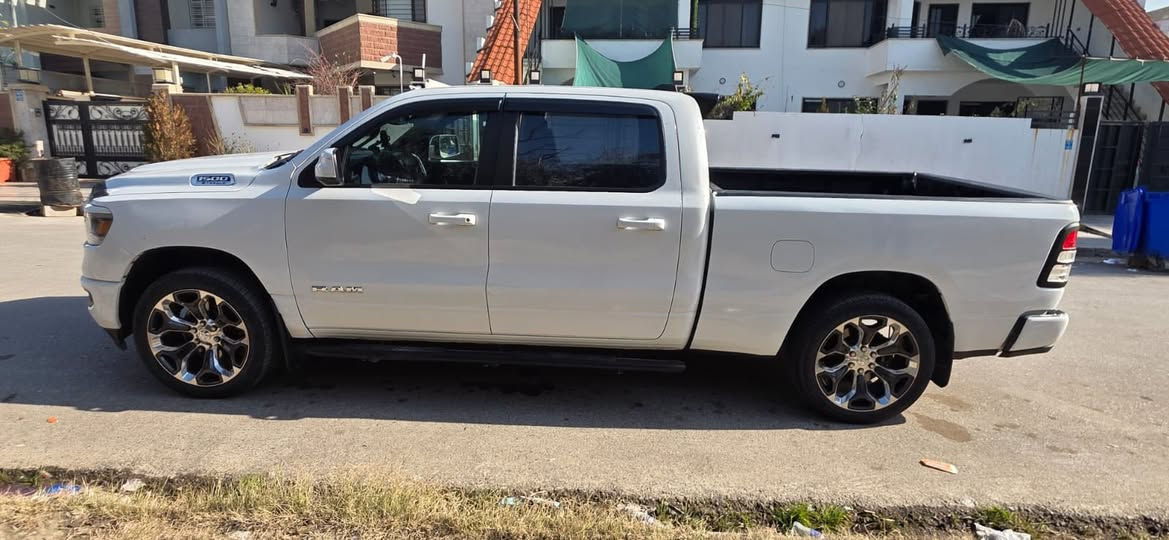 رام موديل ٢٢
٦ سلندر ايتوك
باب طويل بدي طويل
فور ويل 
ماشيه ٥٥ ميل
 محدث بجم لد 
ويل لمتدد
جنح قماره
سستم صوت كنترول 
تشغيل عن بعد 
بصمه 
صناديق تخزين
حوض بدي 
صبغ باب السايق وجامغ خلفي 
بدون داخل بدون يرباك

العنوان موصل 
***********
***********
