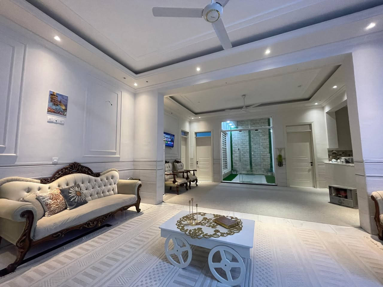 تصميم تنفيذ صالة مبنية حديثا على طراز النيو كلاسك الجديد مع اضافة لمسات من المودرن الحديث  بمواد ذات جودة عالية جداً بعمل هندسي متقن ١٠٠٪؜ بأصباغ شركة اصباغ جوتن
مع الكبير اخ علي شوقي


**إذا كنت صاحب هذا الإعلان وتريد حذفه لأي سبب، رجاءا أرسل رسالة إلى الدعم الفني**