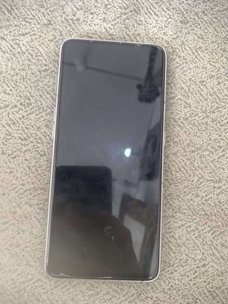 كلكسي اي 80 ذكرته 128جهاز نظيف بس ضهر مكسور ومغلفه وكرتونته وياه سعره 110 وبيه مجال قليل غير متوحد على فيس ***********كوت موفقيه العنون
