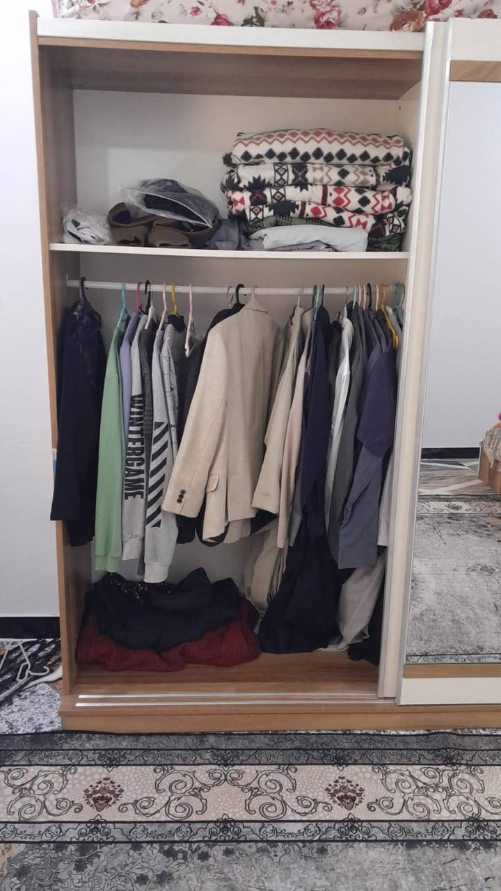 غرفه اخشاب مستخدمه قليل 
للبيع 
الهاتف :***********
