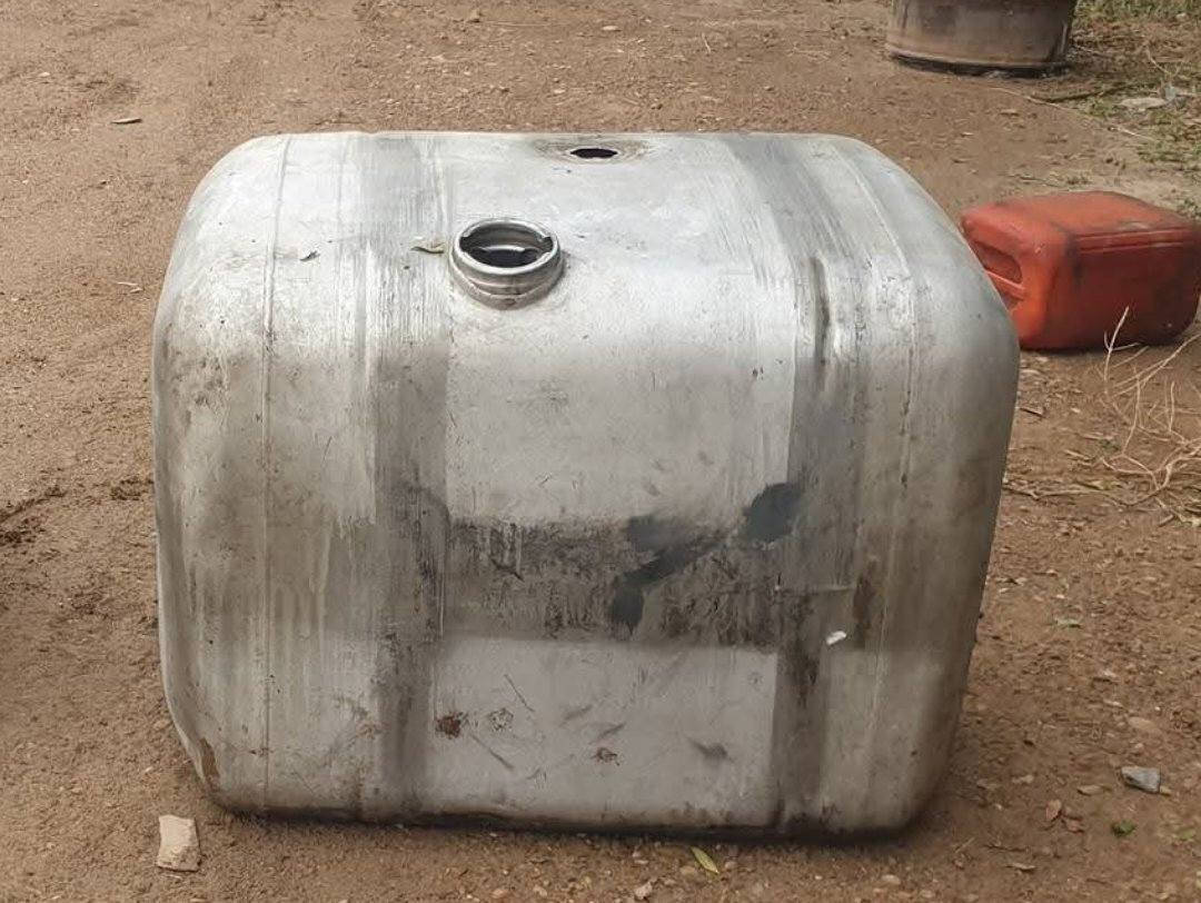 السلام وعليكم
للبيع تانكي هو والقواعد  ٤٠٠ لتر
السعر ٣٠٠


**إذا كنت صاحب هذا الإعلان وتريد حذفه لأي سبب، رجاءا أرسل رسالة إلى الدعم الفني**