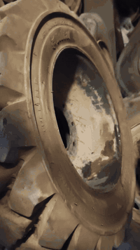 سلام وعليكم تخم تاير شفل بزون للبيع عنوان بغداد تايرات جدد نضافة 95% موبايل ***********
