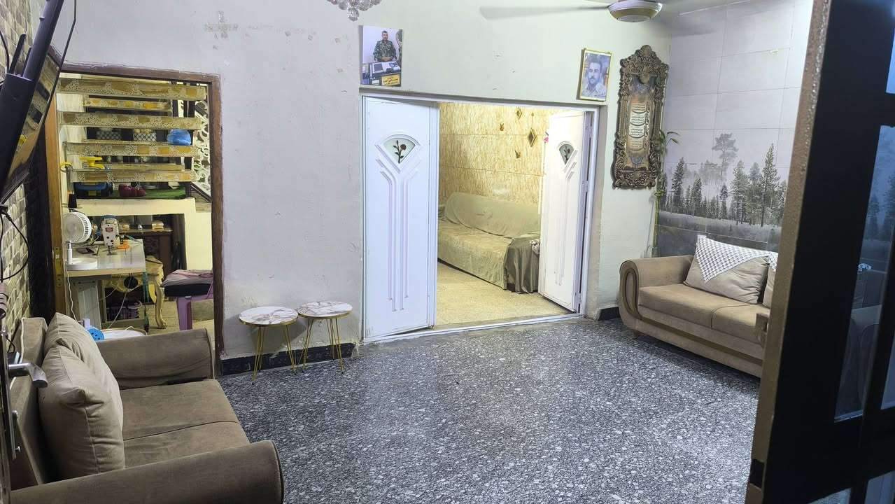 السلام عليكم
بيت 110م 5 ونص في 20في الشعب حي التجار الاولى قرب سيطرة الاسواق المركزية القديمة قريب ع الهايبر.. بناء بداية الالفين بي عكادة جوه 

طابقين الطابق الارضي حمام وحوش ىاستقبال وحولي ومطبخ وغرفة نوم والطابق الثاني 3 غرف نوم مع الخدمات ووحده منهن سويت والسطح بيتونه ومخزن 

شارع عريض ومنطقه هادئة فول

***********
