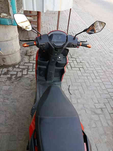 سلام عليكم شباب  دراجه شحن  سكنس موديل2025 للبيع مواصفاتها
3سرعات 
تحمل شخصين
تشغيل  نضامين بصمه او سويج
سرعه الدراجه 60
تتحمل وزن عالي جدا
نضام  تشغيل عن بعد
نضام السرقه 
تمشيك (50) كيلو
بصمات 2
سويجات 2
كلوب لد ابيض عالي ناصي
استان صفح
استان تعليك 
نضام R
 مكاتبه بيها
اي استفسار  على واتساب
***********
مكان بغداد مدينه قطاع ٢٢
السعر 700 وبيها مجال
