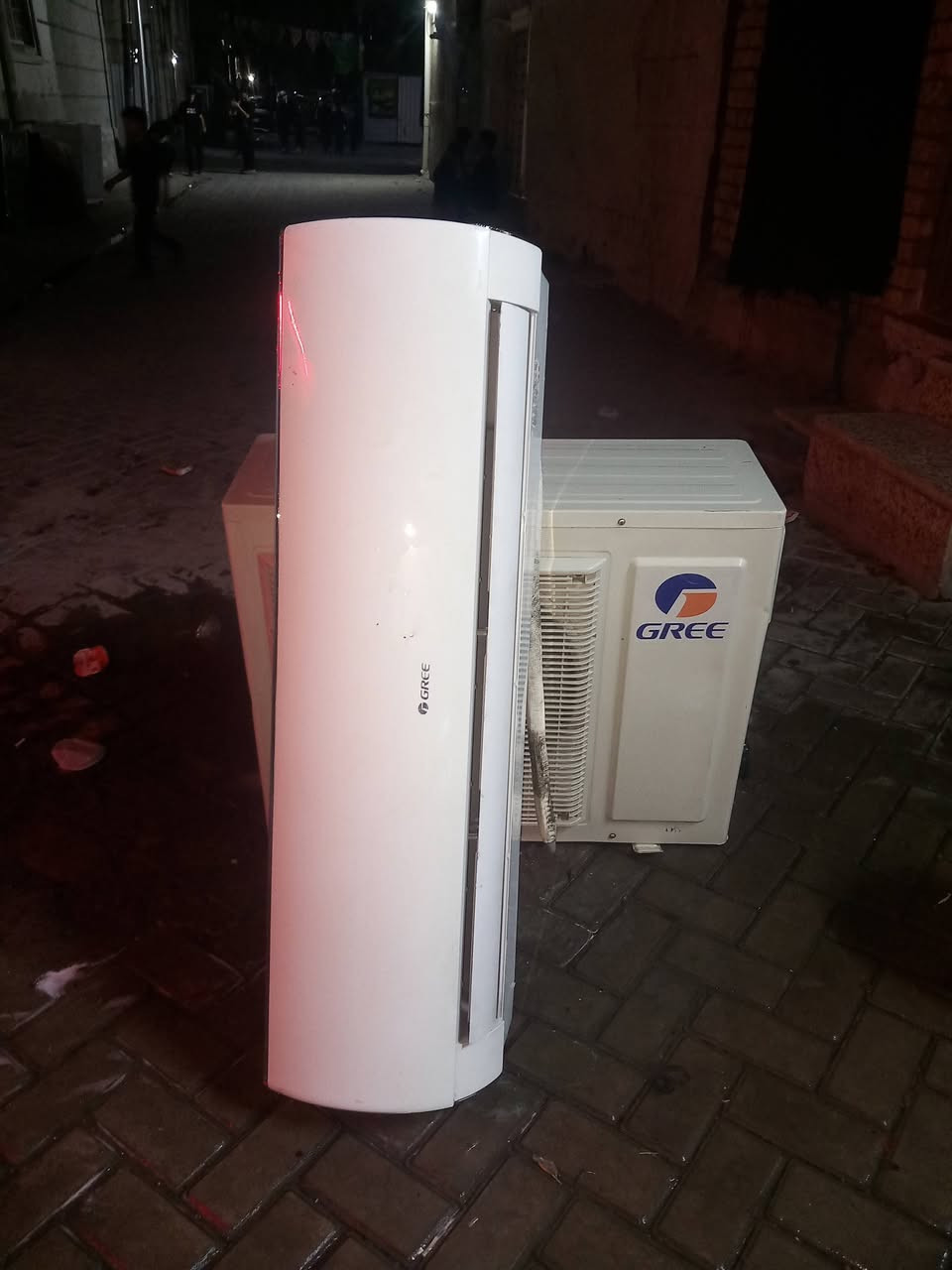 السلام عليكم سبلتين كري طنين بلاديات بدون مابيهن نقص واحد غاز 410 واحد غاز 22 سعر واحد 450 وثاني ب 400 مكاني بغداد مدينه صدر قطاع سبعه قرب ساحه مظفر *********** بدون ما داخلات تصليح
