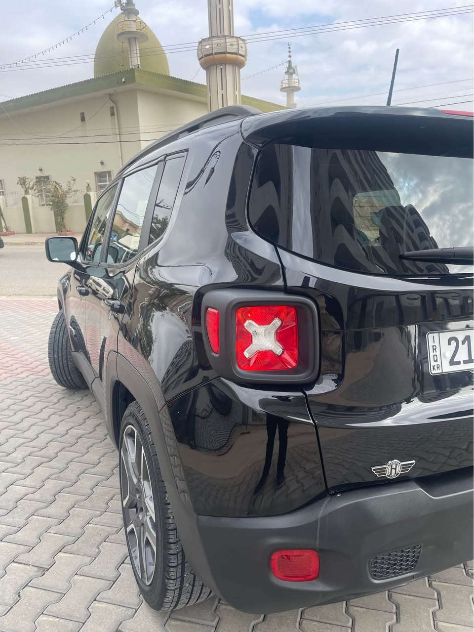 للبيع جيب 2021
سيارة جديدة كلش 
محرك 2.4 بدون توربو  مرغوب 
كير ومحرك بشرط مامفتوح 
سنوية جديد لحد ٢٠٢٨ بسمي وبيها بطاقة بنزين 
بيها جامرلخ سايق فقط بدون دواخل بدون ايرباك 
مواصفات 
ردار امامي 
حساس مراية 
ويل 20 
بصمة و تشغيل عن بعد 
هندبريك بصمة 
السعر 124 وبيها مجال للطيبين 
مكان كركوك 
***********
*********** كركوك, العراق
