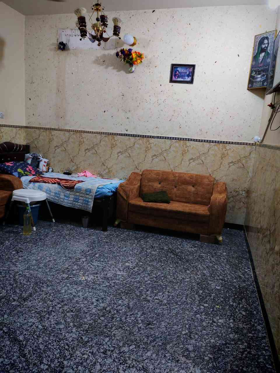 بيت مساحته 200متر طابقين بناء طابوك صب طابو زراعي سند25
العنوان ورديه شارع 30 الخدمي الذي يربط بين الحولي والسكه كل الطرق  توصل اله وطريق اخر نزله سعد بيجو عبر السكه هواي طرق اله  بيت فول
يتكون من غرفه كلدور صاله مطبخ مجمع صحيات داخلي وخارجي مع كراج وحديقه وفوك ثلاث غرف وكلدور 
مكتب وعقارات الوارث
***********

