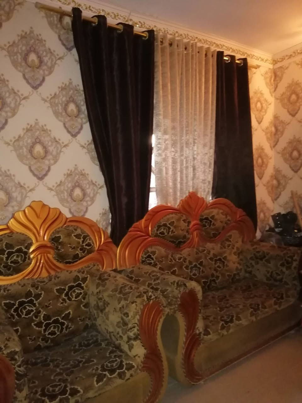 بيت للبيع حي عرار مقابل مجمع الاخوين مساحته 260 م للاستفسار عن السعر وباقي التفاصيل خاص او الاتصال بالرقم ***********
