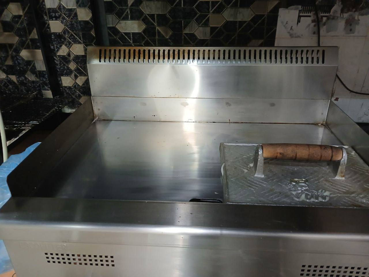 كريب بركر سل ستيل غير مستعمل سعره ٣٠٠المكان الكوت .
***********
