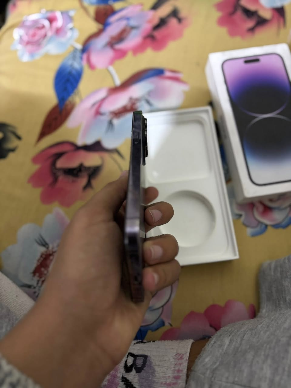 ايفون 📱 14 برو ماكس للبيع 

جهاز ماستر عربي 

بطارية🔋 86 ‎%‎ 

ذاكرة 256 گ

تك سيم 
كارتون كامل 
جهاز كله بلادي فقط  مبدل شاشا اصليه تفصيخ شرط 

فيس ايدي شغال 

السعر 650 وبي مجال 

الشراي يراسلني او يتصل ع الرقم 

***********
