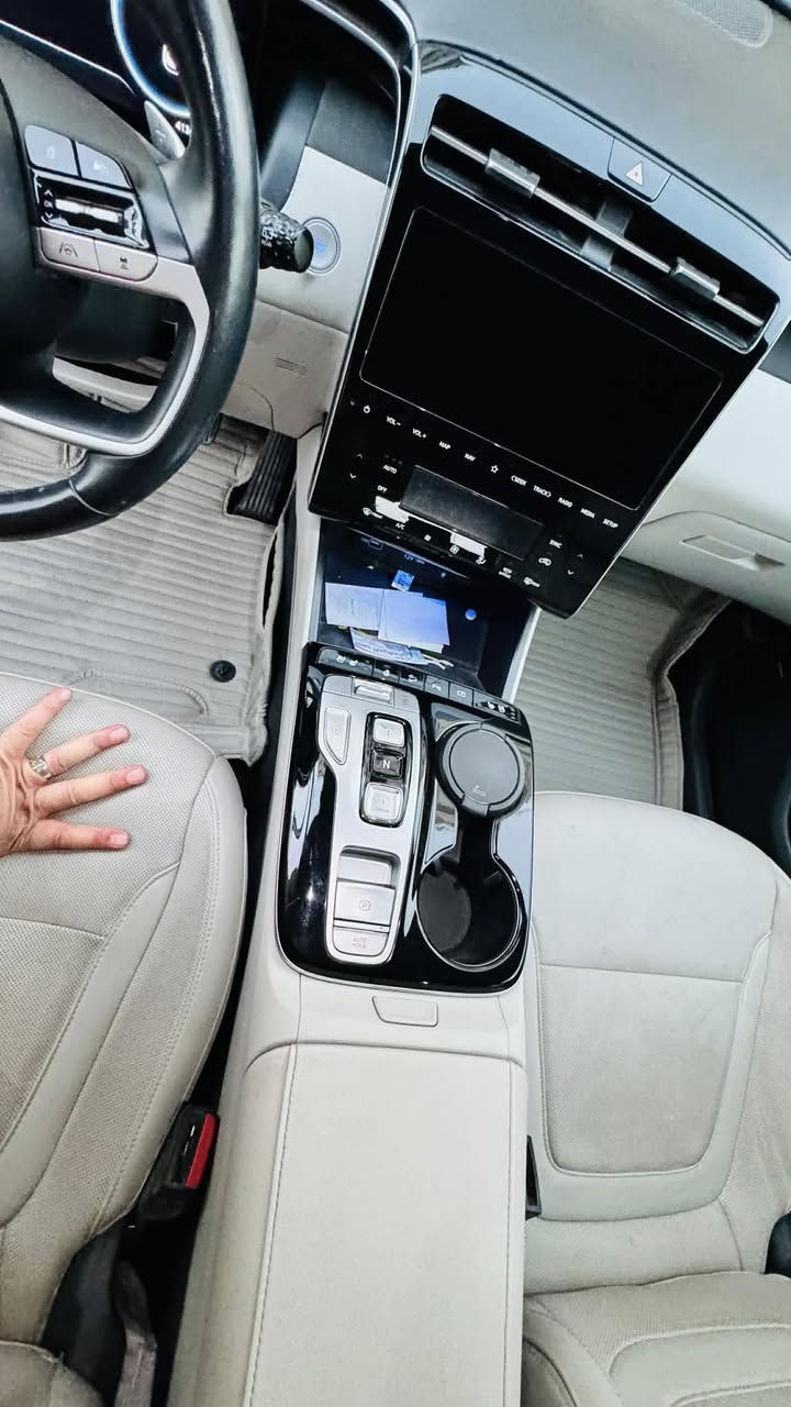 ......هونداي توسان بانزين 
موديل2022
....لمتد فوووول مواصفات بانوراما 
......... أعلى فئة بالتوسان جديدة جدَّاا 
محرك 2.5
........لون سلفر فضي
..داخل جلد ابيض
 
......المواصفات 
.... لمتد vip فول الفول أمريكي 
لون السيارة سلفر فضي 
.............. LIMITED VIP
1- بصمة تشغيل 
2- بصمة أبواب لمس دخول ذكي 
3- بنوراما على طول السيارة 
4- صندوق كهرباء شفط 
5- كامرات 360 درجة
 ( جانبية - أمامية - خلفية ) 
6- كامرات مع الأشارة 
7- السيارة تتقدم وترجع بالبصمة 
8- تبريد وتدفئة بالكشنات كشنات أمامية وتدفئة بالكشنات الخلفية
9- رادرات وسياقة ذاتية 
10- الكشنات الأمامية كهرباء 
11- أضواء محيطية 
12- كشنات خلفية هيتر 
13- مرايات تعتيم ذاتي 
14- أبل كار بلي 
15- أندرويد أوتو 
16- شاشة دجيتل 3 أشكال للقيادة 
17- أشاير ترحيب 
18- أضواء أمامية LED زنون 
19- أضواء خلفية LED
20- نظام سماعات BOOS
21- فول أوامر صوتية 
22- جامات أوتو 
23- قطعتين تبريد 
24- إشارات ب المري
25- كير دگم 
26- شفتات ستيرن 
27- تحكمات ستيرن 
28- السيارة تو ويل 
29- هاند بريك بصمة 
30- شحن واير ليس 
31- منافذ شحن 
32- أوتو هولد 
33- تشغيل عن بعد 
34- السيارة أوتو بارك 
35- حساسات أمامية 
36- حساسات خلفية 
37- گير ٣أنظمة أيكو وسبورت ونورمل 
38- رادار أمامي رادار خلفي رادار جانبي 
39- نقطة عمياء 
السعر )185($
وبعد بيه هوآآي مواصفات 
بيع او مراوس 
رقم الشاصي من ضمن الصور

السيارة بدون رقم 
العنوان بابل المركز
تلفون أو واتساب
***********
***********
