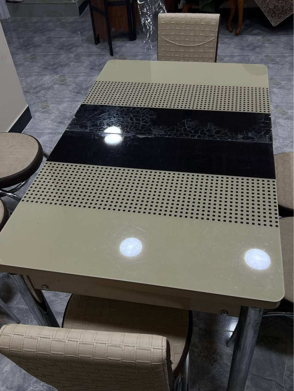 ميز طعام زجاجي 
اللون: بيجي
عدد الكراسي: سته
الميز يتكبر ويتصغر مثل ماموضح بالصوره 
السعر:75 وبي مجال بسيط
للأستفسار: *********** الرمادي, الأنبار
