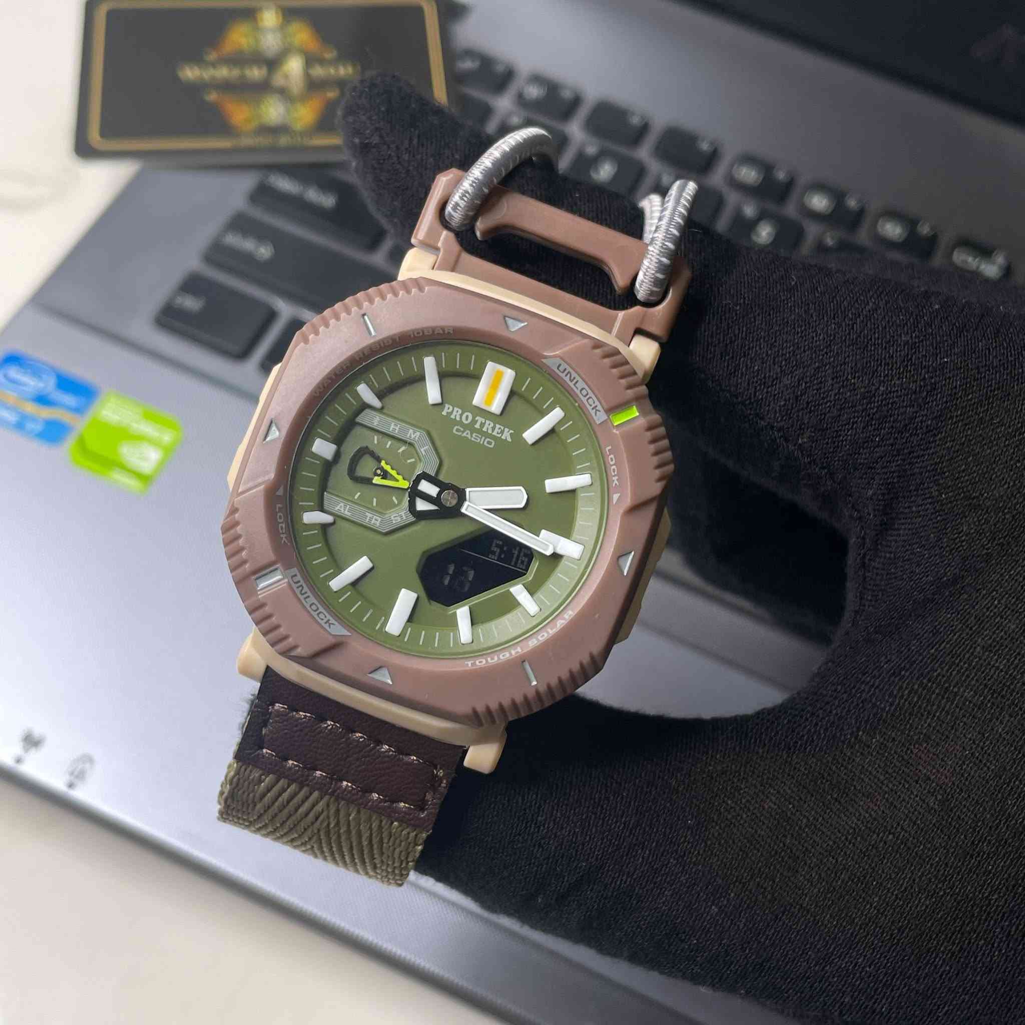 PRO TREK

متوفر وكالة

قطر 46

سولار 

ميزة الاتصال بالهاتف الذكي
رابط الهاتف المحمول (اتصال لاسلكي باستخدام تقنية Bluetooth®)

مؤقت تلقائي
ضبط بسيط للساعة
يوجد ما يقرب من 300 مدينة تستخدم نظام التوقيت العالمي
الزمان والمكان
محدد موقع الهاتف

تنبيه لمدة 5 أيام
إشارة زمنية

ضاءة LED مزدوجة

تقويم أوتوماتيكي بالكامل (حتى عام 2099)

وبيها هواي موصفات بعد 

توجد خدمة توصيل 

***********
