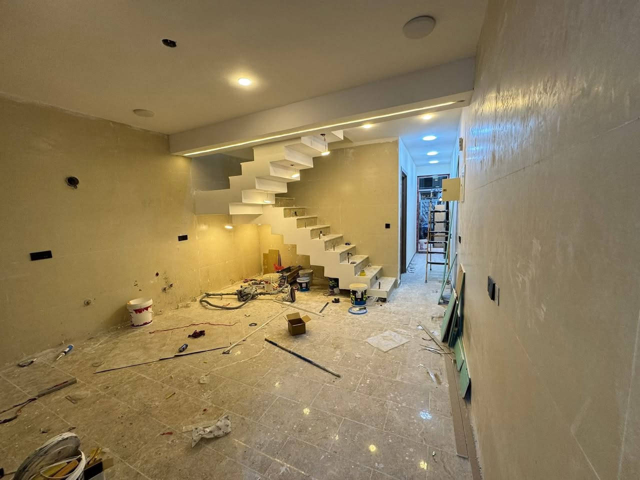 طابقين ونص 

خمس غرف نوم 

حي الجهاد ديوان المخابرات 

بناءجدا راقي مدخلين 

***********
