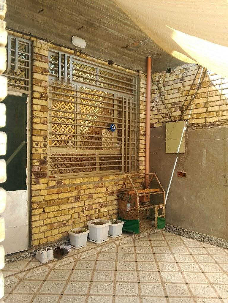 بيت للبيع مساحة 225م طابو زراعي تحويل مباشر 
بناء حديث صب كونكريت طابقين 
الطابق الاول 
2 غرف نوم استقبال مطبخ صالة صحيات داخلية وخارجية منور عدد 2 
الطابق الثاني غرفتين نوم صالة صحيات 
الموقع الجمعية الزراعي قرب حسينية سامر نوري 
البيت على الشارع العام
***********
للاستفسار اكثر مراجعة مكتب الورد للعقار قرب فلكة الساعة مجاور مكتب الجزيرة مقابيل مركز الشباب
