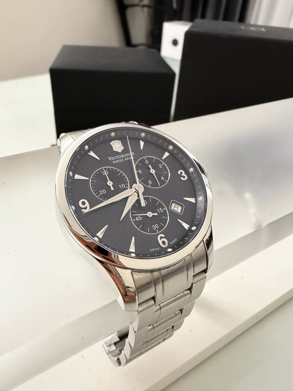 ساعه سويسريه اصليه 100% نوع VICTORINOX مستعمل بحاله ممتازه ستوب واتش كرونوجراف زجاج كريستال زفير مقاوم للخدش مينا لون اسود ملوكي قطر 42 قفل فراشه مع كامل المرفقات مطلوب 160 دينار اردني للتواصل على الخاص او على الرقم 0785261118


**إذا كنت صاحب هذا الإعلان وتريد حذفه لأي سبب، رجاءا أرسل رسالة إلى الدعم الفني**