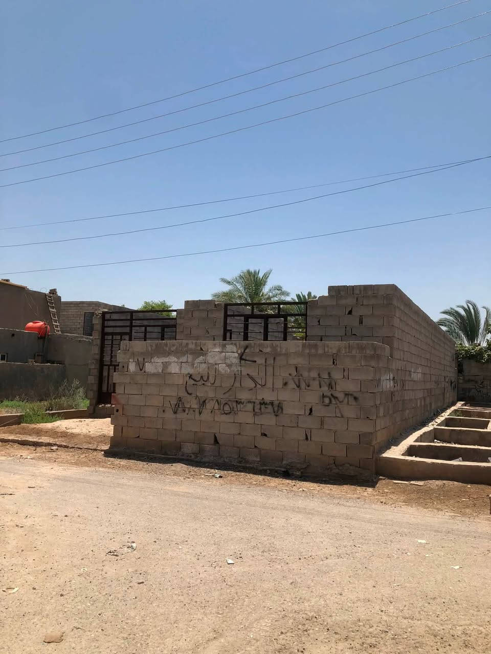 📌 إعلان بيع بيت (هيكل) - سلمان باك (التصنيع حي الشهداء)
فرصة عقارية ممتازة للسكن أو الاستثمار!

للبيع هيكل دار سكنية بموقع مميز وبناء قيد الإنجاز، يتيح لك إكمال التشطيبات على ذوقك الخاص.

🔹 التفاصيل الكاملة:

 ▪️الموقع: المدائن / سلمان باك - حي الشهداء.

 ▪️المساحة: 180 متر مربع.

 ▪️حالة البناء: هيكل (جاهز للتكميل والتشطيب حسب رغبتك).

 ▪️المنطقة: حي سكني، هادئ وقريب من الخدمات الأساسية والمحلات.

📞 للاستفسار والتواصل:

للمعاينة أو لمعرفة السعر والتفاصيل الإضافية، يرجى التواصل معنا عبر:
 
رقم الهاتف: [***********]
 أو مراسلة الصفحة مباشرة (الدايركت) 📩
