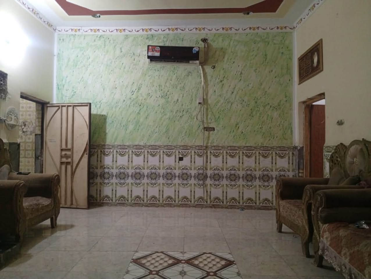 للبيع نص بيت شرك بحي العباس /مساحه 125م /عله شارع 30/ بي غرفه وصاله ومطبخ وديوانيه صحيات  /قريب عل مدرسه عباد الرحمن/الاستفسار *********** بي واتساب
