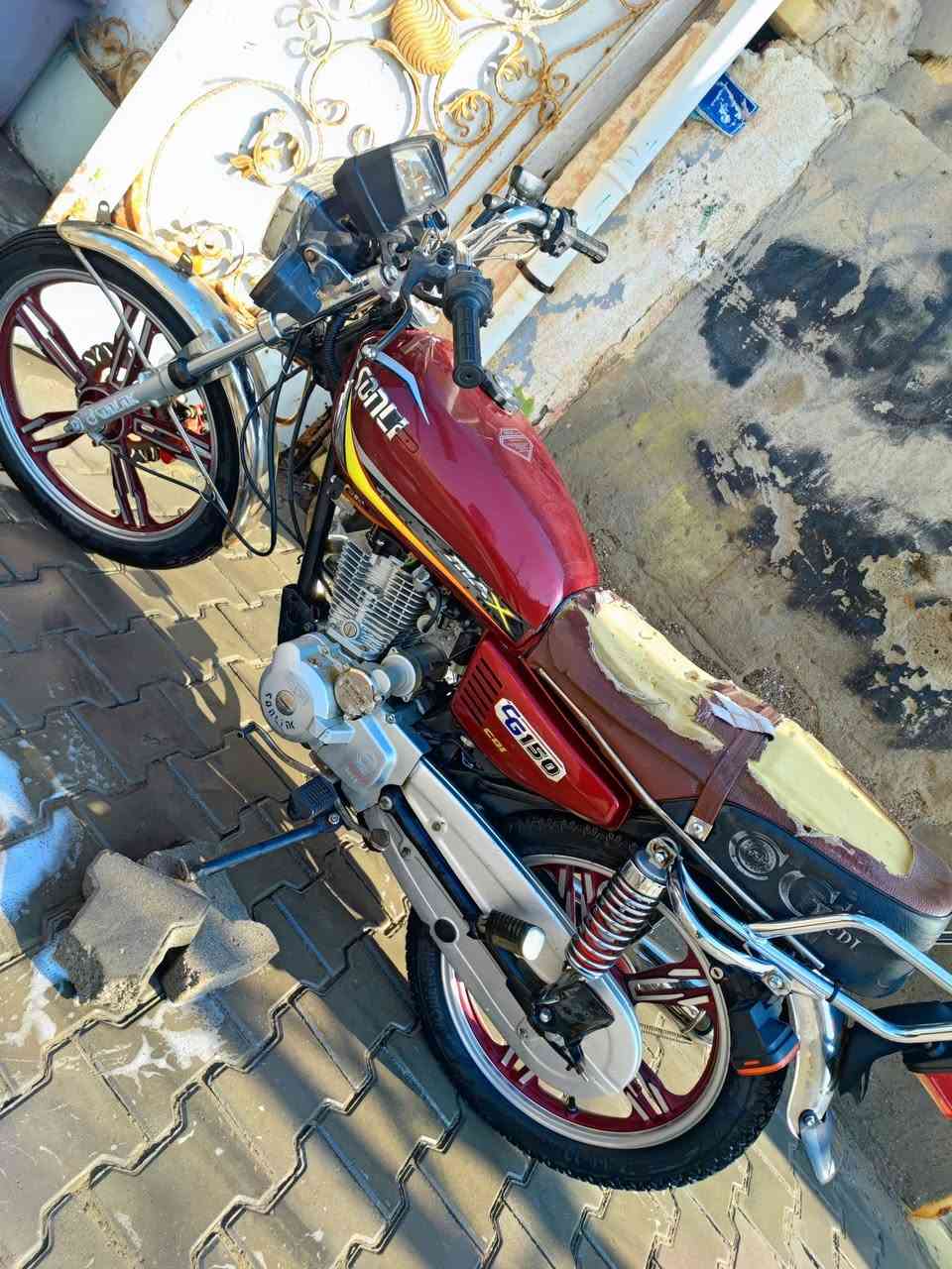 السلام عليكم سونلك موديل ٢٣ اوراق كامله 
محرك ما مفتوح الدراجه خير من الله وصوتها موضح بلفيديو / نقصها فقط ستان تعليك + باتريها ضعيف +واير عداد  
/ كهربائيات سلف دشبول لايت لد عالي ناصي شغالات 
السعر ٥٥٠ وبيها مجال بسيط للشراي
مكاني بغداد الحسينية/***********
