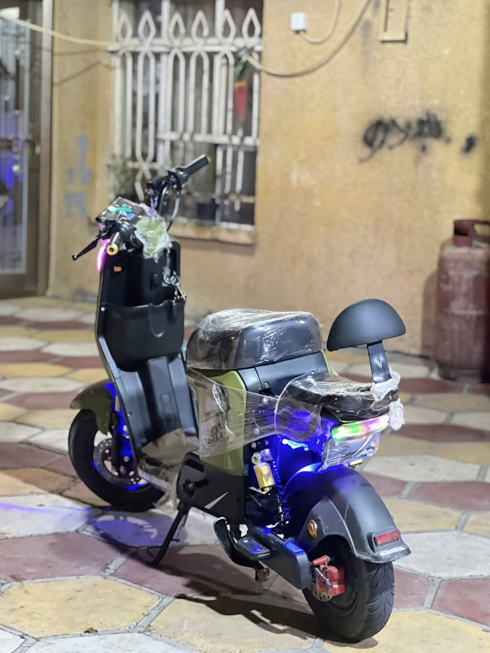 السلام عليكم دراجه ار 9 للبيع كلشي ما بيهاا كفاله من كلشي رايدها ب 450 قفل مكاني البصره القبله حي المهندسين بطاريات 32 جدد الدراجه جديده كارتون وهذا رقمي واتساب بس ***********
