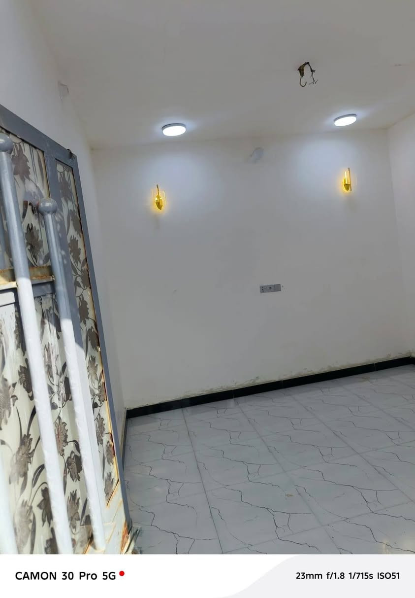 سلام عليكم  بيت زراعي سند 25 يحتوي استقبال صحيات خارجي حوش مطبخ صاله غرفه سويت دخل الغرفه ترك بناء بلوك وسقف عكاده يم المتنبي بنزله مال المدرسه الكرفانات خدمات مي وكهرباء ومولد خارجي اسعار 32 وبي مجال رقم الهاتف *********** المساحه 100 متر
