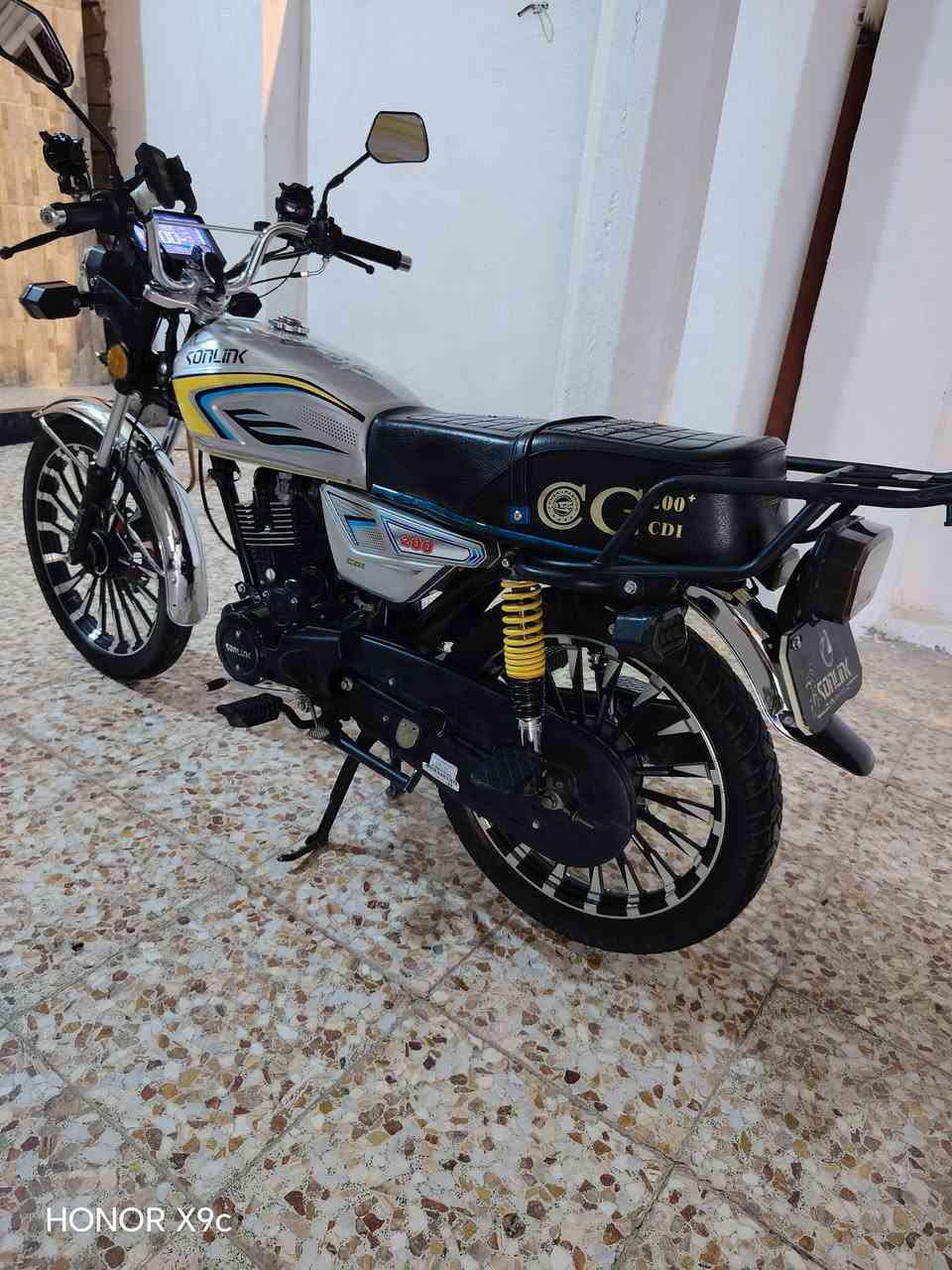 السلام عليكم دراجه سونك للبيع موديل 25 محرك 200 أوراق منفيس  دراجه بصمات 2 مكلف بل نشر العنوان الصقلاوية الاستفسار على الرقم ***********) ***********السعر 900وبيه مجال شيء بسيط
