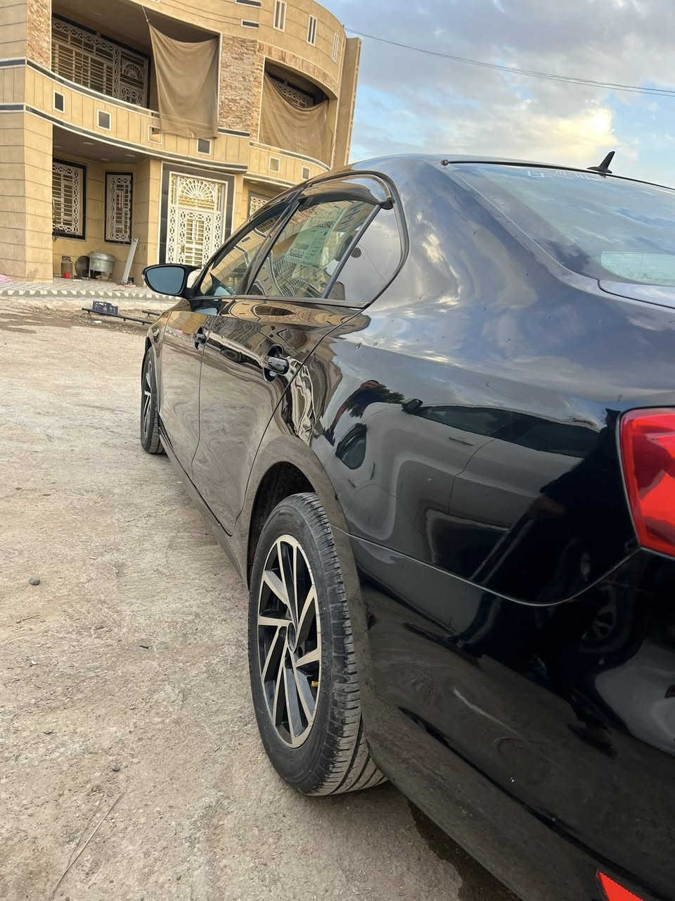 السلام عليكم جيتا خليجي 2012 فول مواصفات
بصمه تشغيل 
بصبه ابواب 
فتحه 
تحكم ستيرن 
وبعد هواي بيهه مواصفات 
محرك 2000 تنفس طبيعي.    صدر جديد 
تخم تاير جديد
دبلات جدد 
بيهه ضربه جاملغ وبنيد بدون دواخل دوسات صبغ فقط 
بيع او مراوس حسب القناعه السعر 110 وبيهه مجال 
للاستفسار :***********
