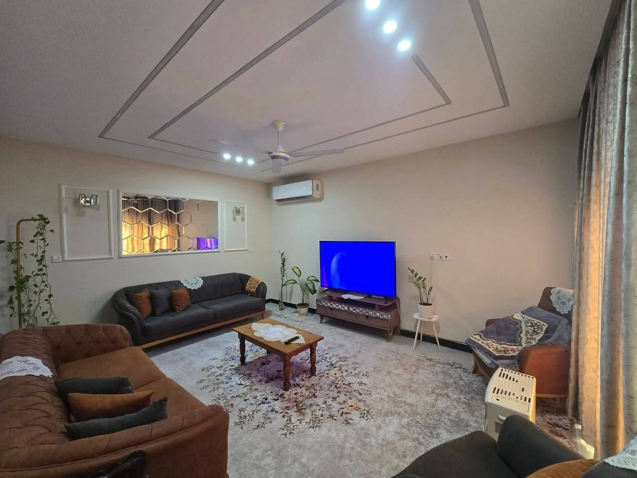 #دار_للبيع 
#مجمع_الجوهرة_السكني 
**الموقع:** مقابل حديقة (إطلالة مميزة)
**المساحة:** 250 متر مربع (محدث بالكامل)

 **🛏️ التفاصيل الداخلية:**
*   **عدد الغرف:** 4 غرف نوم واسعة.
*   **الأرضيات:** بورسلين درجة أولى (تنفيذ متقن).
*   **الصالة:** سقف ثانوي (جبسم بورد) بتصميم حديث.
*   **النوافذ:** ألمنيوم مع كتائب حماية لضمان الأمان.

**🚿 الصحيات والمرافق:**
*   **التشطيب:** بورسلين بارتفاع 120 سم مع سقف "بوردكس" مقاوم للرطوبة.
*   **التجهيزات:** طقم صحي معلق (غربي ومغاسل) مع سيفون دفن (نظام عصري).

 **🍳 المطبخ:**
*   كاونتر مطبخ كامل (درجة أولى).
*   مجهز بـ (طباخ + فرن + مرشحة هواء).

 **☀️ الطاقة والخدمات:**
*   **منظومة طاقة شمسية:** بقدرة 15 أمبير (حل مثالي للكهرباء).
*   **المياه:** 2 خزان سعة 2000 لتر (الإجمالي 4000 لتر).
*   **التسخين:** سخان يعمل بالغاز والكهرباء.

 **🌳 الخارجية والكراج:**
*   حديقة منزلية مزروعة ومنظمة.
*   سقيفة للكراج (حماية للسيارة).

 **💰 معلومات البيع:**
*   **حالة العقار:** البيت مسدد بالكامل (لا توجد مستحقات).
*   **طريقة البيع:** نقد فقط.

للاستفسار اكثر عن السعر 
الاتصال على الرقم 
*********** 
#مكتب_المتميزين
