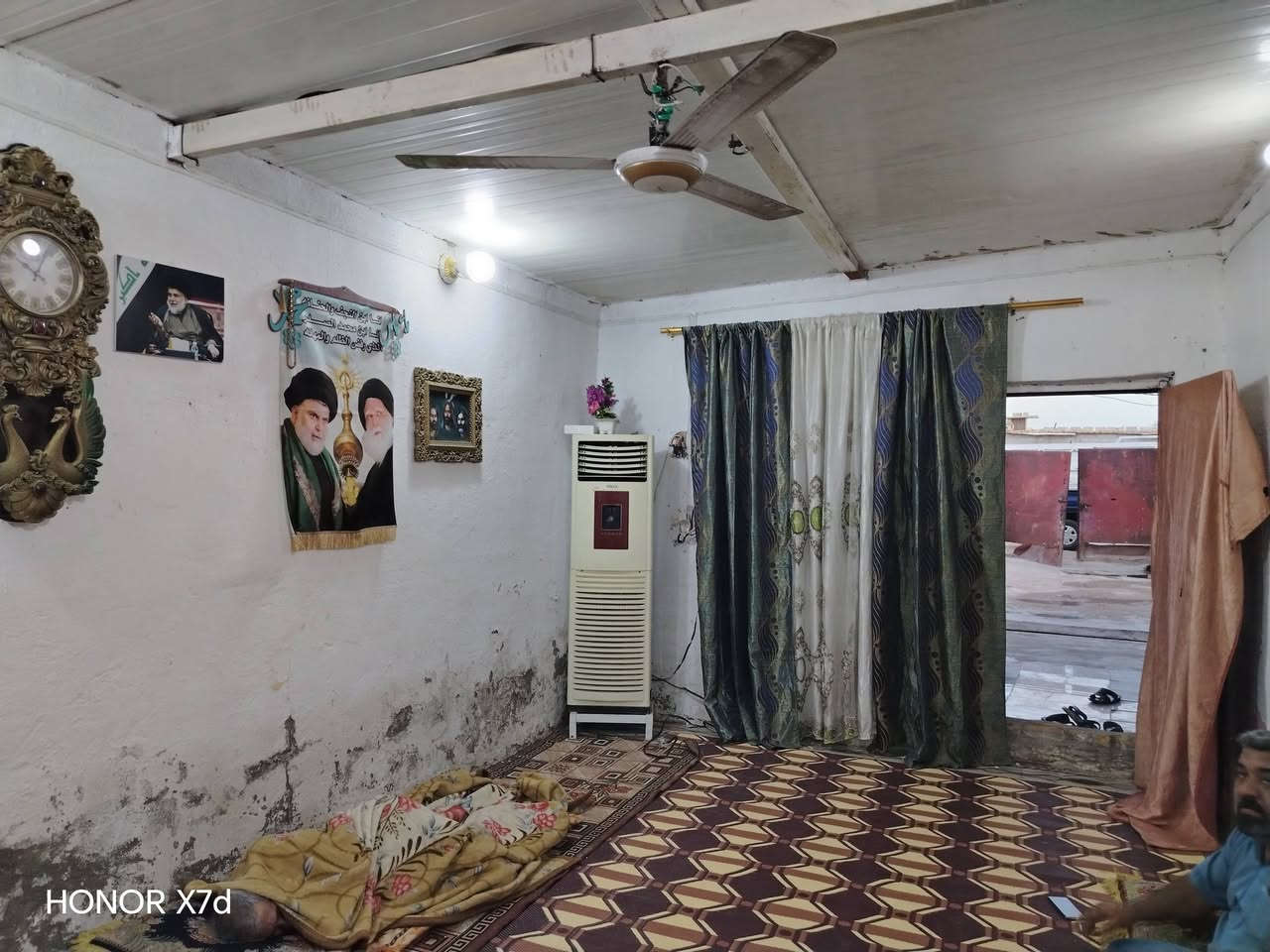 السلام عليكم اخوان بيت تجاوز للبيع مكانه ابو رمانه خلف الطاقه شارع 20 وتدخل بفرع البيت مامعوض.... يتكون من استقبال +مطبخ حار وبارد +صاله عدد٢+   ٤غرف نوم ... +صحيات
البيت بيه غرفتين عكاده والباقي سندويج.. والشراي يدلل *********** 
شباب اني مكلف بالنشر
