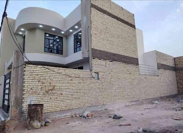 🏡دار للبيع🏡
المساحة:200 متر مربع ***********
عدد الطوابق:طابقين
نوع السند:#طابو_زراعي_سند_٢٥_أقرار
السعر:(155) مليون دينار #قابل_للتفاوض

تفاصيل الطابق الأول:
غرفتين
صالة
مطبخ 
صحيات عدد 2
استقبال
كراج كبير/مكشوفه 2

تفاصيل الطابق الثاني:
غرفتين + سويتات (كل غرفة بحمام)
صالة
سطح
مطبخ شتايكر

الميزات:
ماء
كهرباء
قريب من: سوق/مدارس/تبليط #عرض_20

الموقع:🏡 (#توجد_جميع_المساحات)
نجف/شارع الصب عمود 335
شارع جسر الشهداء
 #ملاحضه_يبعد_عن_الجسر90متر ***********
