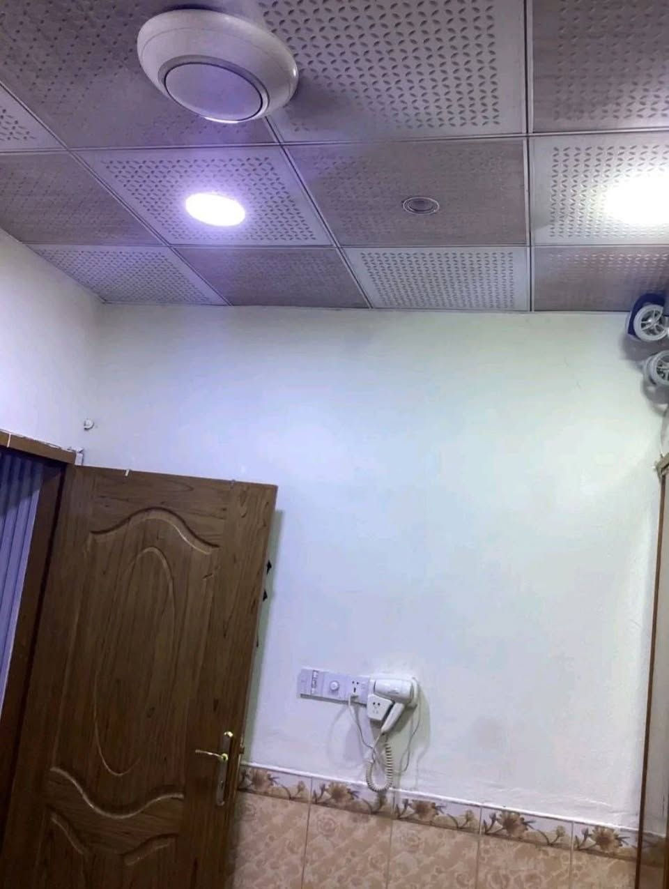 الدار للبيع مساحة 46متر بل طاقة حي الجزيرة
واجهة الدار 4 ونص نزال 10وربع
شارعه 10م 
طابق واحد صب مسلح
يحتوي على غرفة وصالة ومطبخ وصحيات فقط
الاتصال او واتساب ***********
