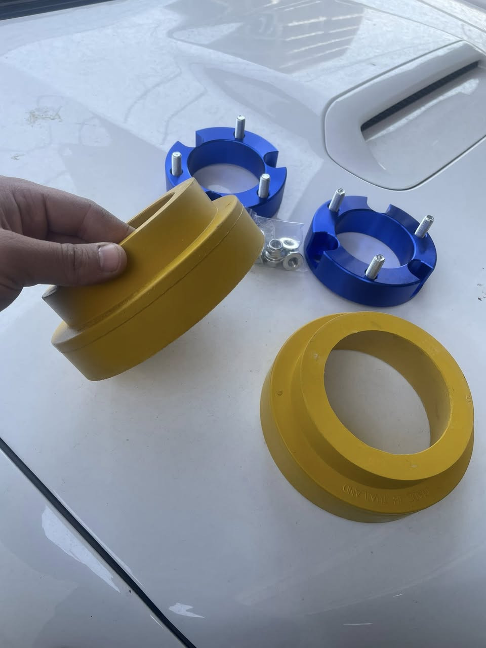 السلام عليكم  
💎على بركة الله توفر ترفيعه امامي + خلفي  ( ٣سم ،  ١،٢٥ انج )  
🔴🔴هذا القياس يكون جداً مناسب ولايأثر على منظومة التعليق للسيارة ويعطي شكل معتدل من الامام والخلف للسيارة بدون اي تأثير ولاحاجه للميزانية ولا لقص الدعامية 🔴🔴     
👍نوعية جيدة جداً وقالب مضبوط ١٠٠٪؜ لسيارات 
فورنر ، fj cruiser ، برادو   ، فورتشنر 
💎 الامامي يكون فافون مقوى يتحمل جميع ضروف القيادة والخلفي يكون ربر مقوى 
💎ضمان لا يدوس ولاينكسر 
السعر ١٣٥  الف  دينار للتخم  ( ٤ قطع)   
🛠️يتوفر التركيب ايضاً 
🚛 يتوفر توصيل الى جميع انحاء العراق 
☎️ للحجز والاستفسار مراسلة الصفحة 
او الاتصال على الرقم ***********
