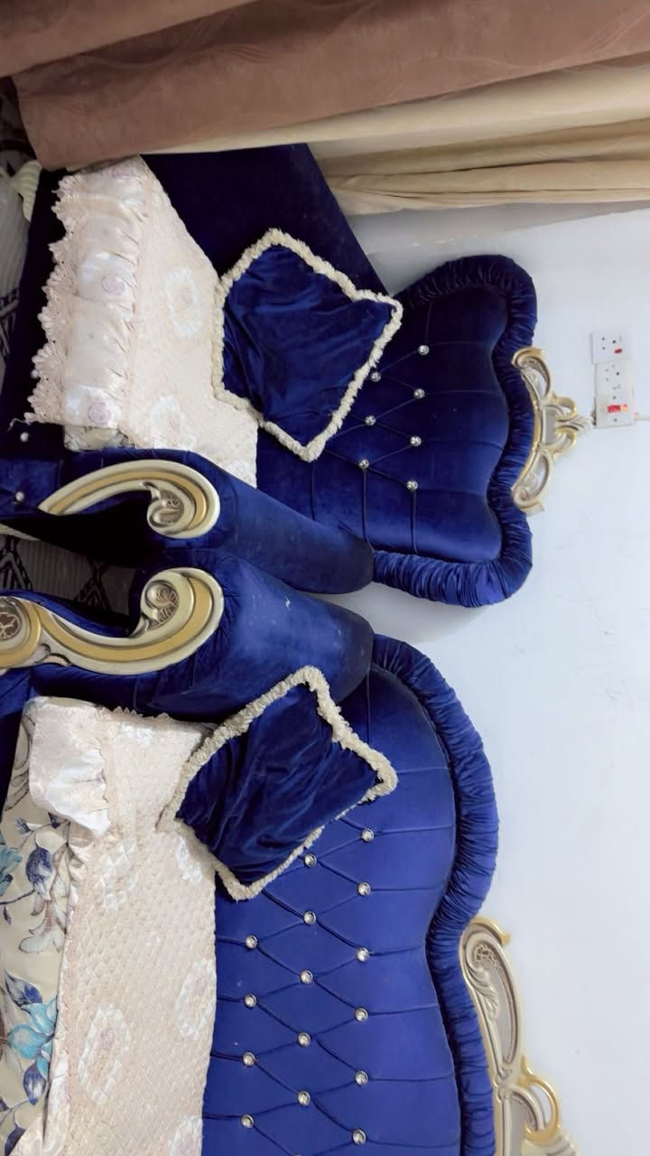 تخم ملكي سعره 350 مكانه حي فارس الاتصال ع رقم 

‭0776 290 4332‬
