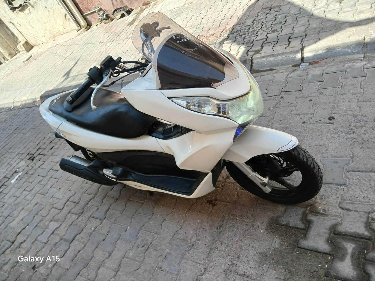 سلام عليكم PCX جيل اول 

#ياباني_أصلي 

#كفاله_عامه 

#لاتبخير لاتنقيص شلعه معدل خير من الله 

#كفرات بلاديه الدراجه جديده بلاديه 

#برغي ممفتوح بيهه 

#جيب فيتر تعال بشرط تاخذهه من باب البيت 

#حساسات كله شغاله حرف( A )

#السعر( مليون و٤٠٠ وبيه مجال 

#بغداد_الكرخ 

 #تصال  ***********

#وتساب موجود.نفس الرقم بغداد, العراق
