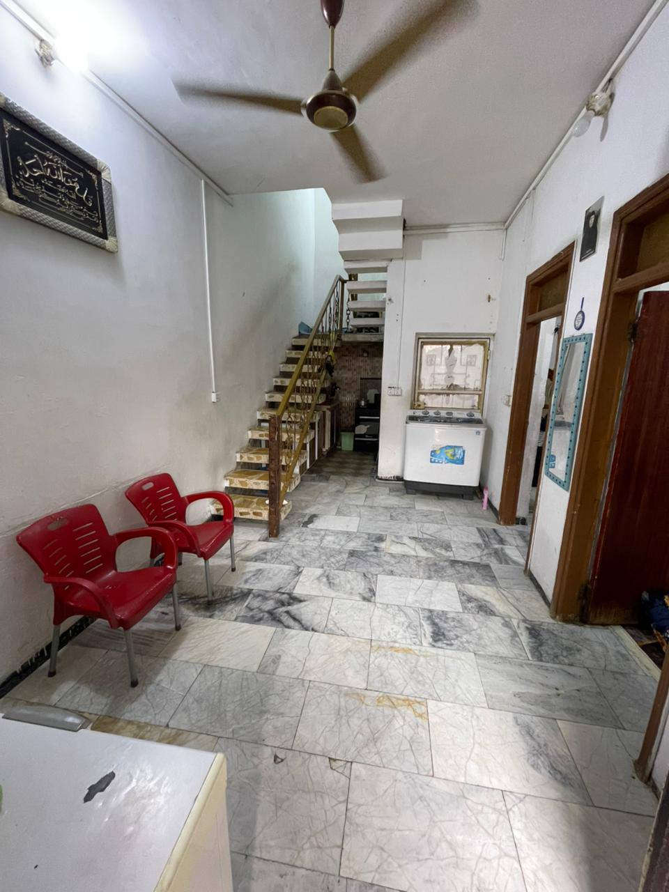 السلام عليكم بيت طابقين بناء كونكريت مع مشتمل مساحة البيت 80 المشتمل 50 العنوان حي العصري ⚠
الطابق الاول صالة غرفة مطبخ استقبال صحيات خارجية 
الغرفة قياس 3×4.5 الاستقبال كذالك الصالة 3×5  
الطابق الثاني يحتوي علئ ثلاث غرف نوم 3×4.5 
و 3×6 و 3×3  مع صحيات 
المشتمل يحتوي علئ غرفة 4×7 طارمة 3×4 مع  صحيات 
واتساب فقط *********** السعر 200

