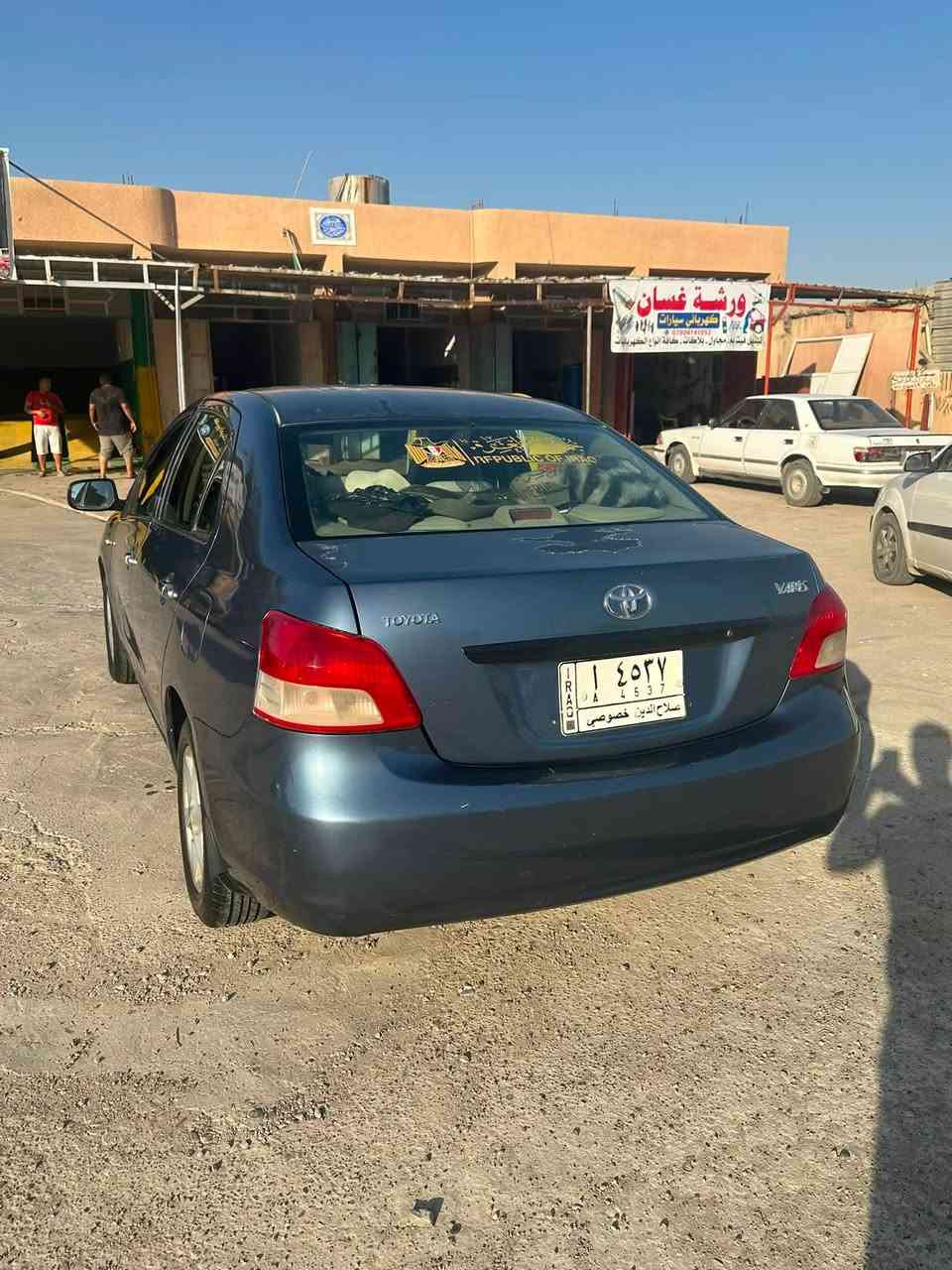 سلام عليكم للبيع تيوتا يارس ٢٠٠٧.  كير اوتماتيك صلاح الدين باسمي بيها قطتعين وربع البنيد بدون دواخل السعر. ٧٧. للاستفسار ***********
