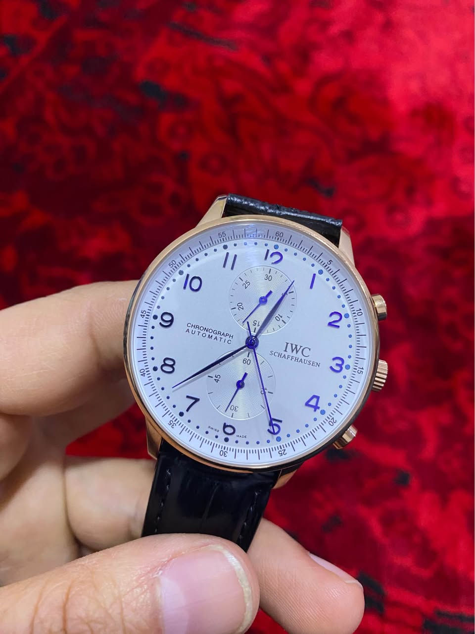 مارکە: IWC Schaffhausen.
• جۆر: ئۆتۆماتیک (بە جوڵەی دەست کار دەکات).
• ڕەنگ: فەریم لۆنی ئاڵتونی (Rose Gold) و قایشی ڕەشی جەلد.
• حاڵەت: زۆر خاوێنە و وەک لە وێنەکان دیارە مەکینەی دیارە.
• تێبینی دەربارەی کارکردن:
• سەعاتەکە خۆی زۆر بە جوانی ئیش دەکات و کاتی ڕێکە.
• بازنەی سەرەوەی کڕۆنۆگراف ئیش دەکات.
• تێبینی: بازنەی خوارەوە تەنها بۆ جوانییە و ناجوڵێت (ئەمە لە زۆربەی مۆدێلە کۆپییەکان وایە). بشدار, السليمانية


**إذا كنت صاحب هذا الإعلان وتريد حذفه لأي سبب، رجاءا أرسل رسالة إلى الدعم الفني**