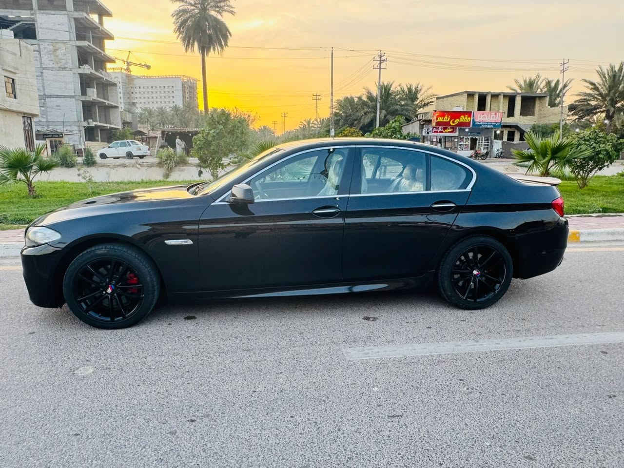 BMW 
F10 
528i
وكلت العروش 

————————-
سنت الصنع  2012

الموصفات 
فتحه 
كشن كهرباء + سترين كهرباء 
+ شفتات سترين
مثبت سرعه 
+ قفل سرعه
ذاكرت كشن 
تبريد منفصل 
قطعتين تبريد
شاشه تبريد منفصله
شاشه كبيره 
مري طي 
وضعيات قياده 
ايكو + سبورت + سبوت بلاص 
صندوك كهربائي 
اضائه قبضت الباب 
ابواب شفط 
كير كوبره 
لايت LD
السياره خليجه و بيه بعد هوا موصفات
السياره بيه قطعه وحده

***********
سعر السياره 165
