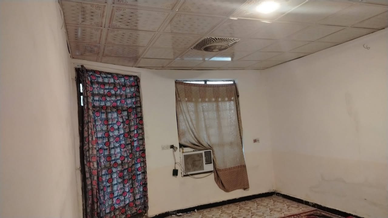 بيت للبيع مساحه 165 متر)
استقبال و هول غرفتين  طابق ارضى وغرفه طابق ثاني ومطبخ العنوان  العريفي مقابل جامع المهيمن قرب أسواق المصطفى الاتصال على الرقم (***********
