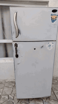 ثلاجه للبيع كل عيب مابيه بشرط ما مصلحه غاز ابلادي اكبر حجم سعره 135او بيه مجال شراي طب خاص او نتراهم او خابر رقمي ***********
