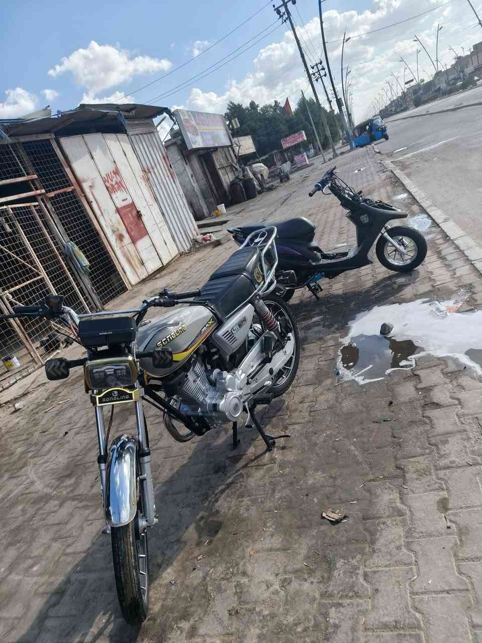 السلام عليكم دراجة سولنك للبيع دراجة نضيفة مامفتوح اوراق كامل مكينة حلوة وبلادية مكانها العمارة مركز المدينة حي القاهرة الثانية الاستفسار على هذا ***********
